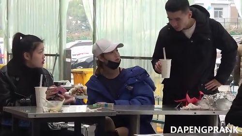 街头恶作剧吃瓜路人,吃瓜路人见证的欢乐瞬间